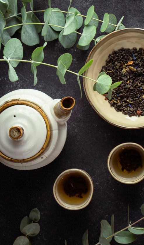 zeleni čaj u šalici na drvenom stolu