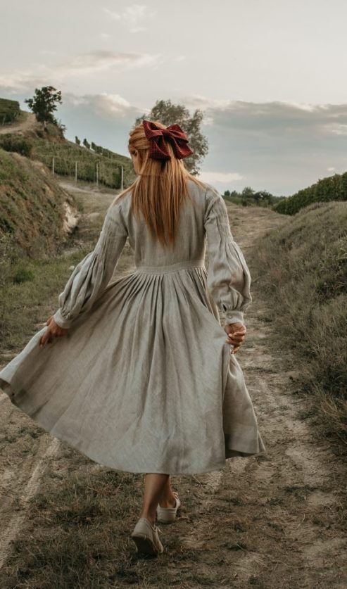 Žena hoda putem kroz prirodu, simbol unutarnjeg lokusa kontrole i osobne odgovornost