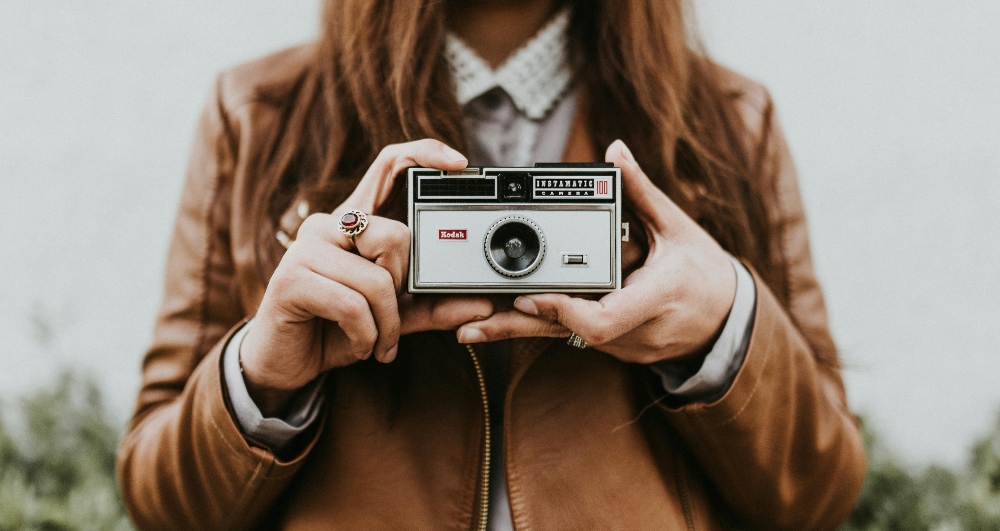 Osoba fotografira analognim fotoaparatom