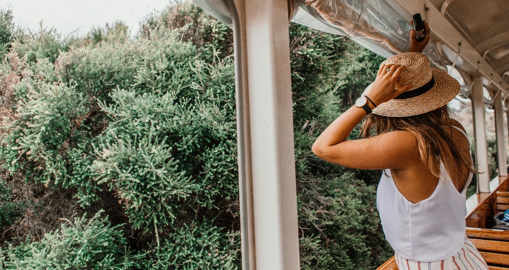 žena uživa u opuštajućem wellness iskustvu u vlaku