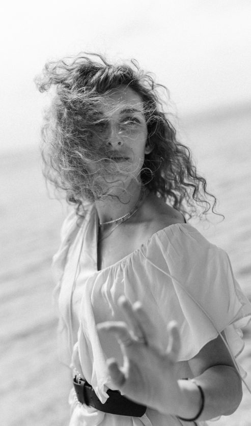 osoba u procesu samopromišljanja i unutarnjeg rada