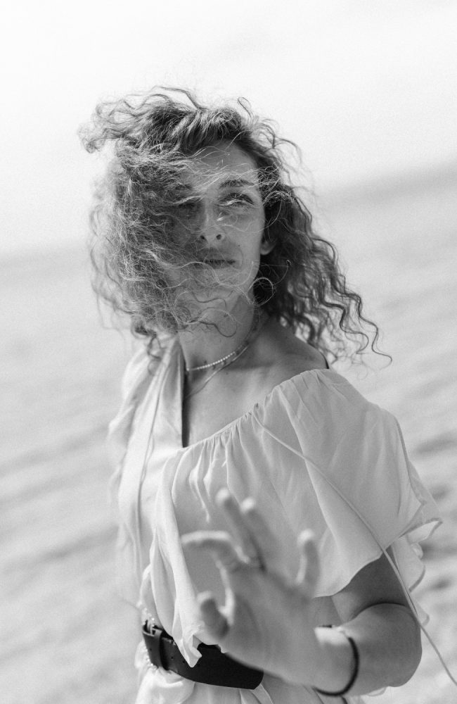 osoba u procesu samopromišljanja i unutarnjeg rada