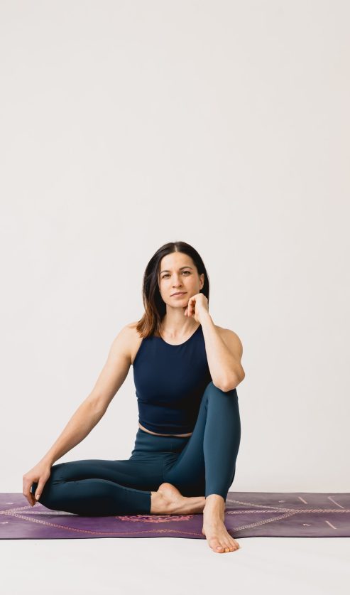 žena priprema prostirku za jutarnje vježbanje kod kuće