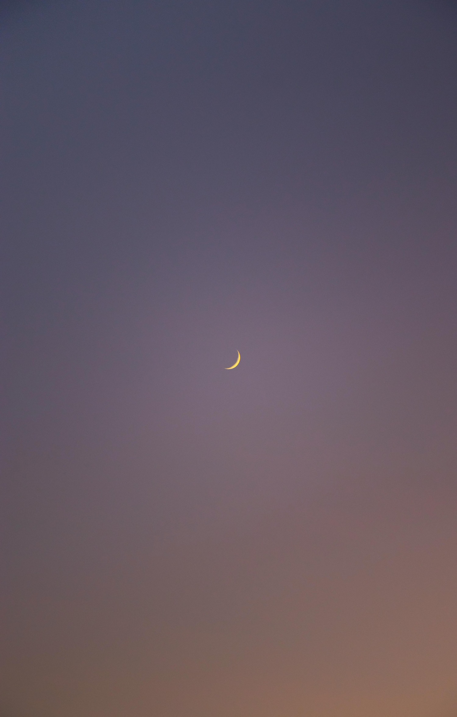 mladi mjesec na tamnom noćnom nebu simbol novog početka