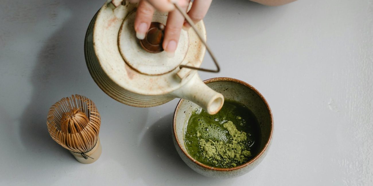 zeleni matcha napitak u minimalističkom okruženju