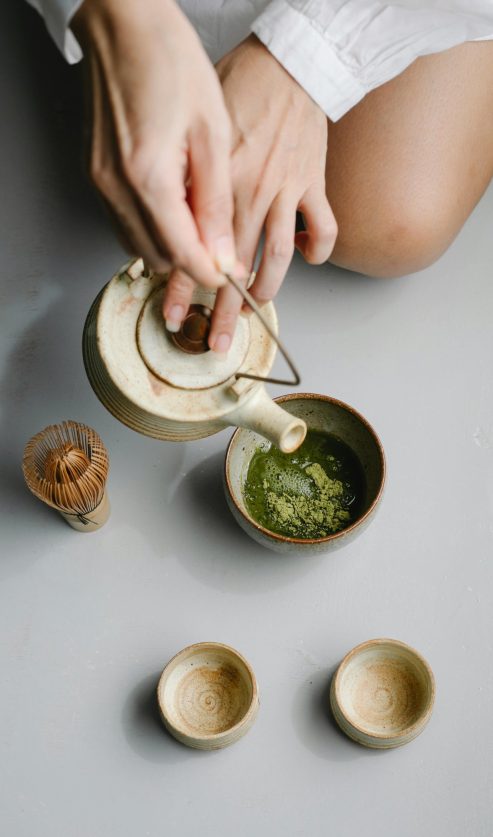 zeleni matcha napitak u minimalističkom okruženju