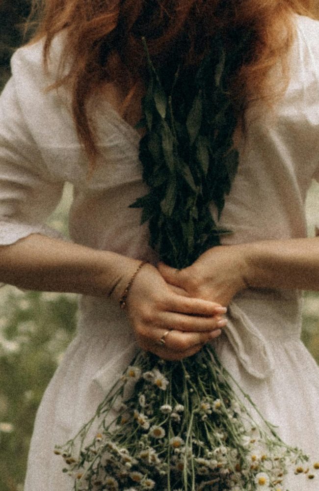 žena u prirodi kao simbol hormonalne ravnoteže