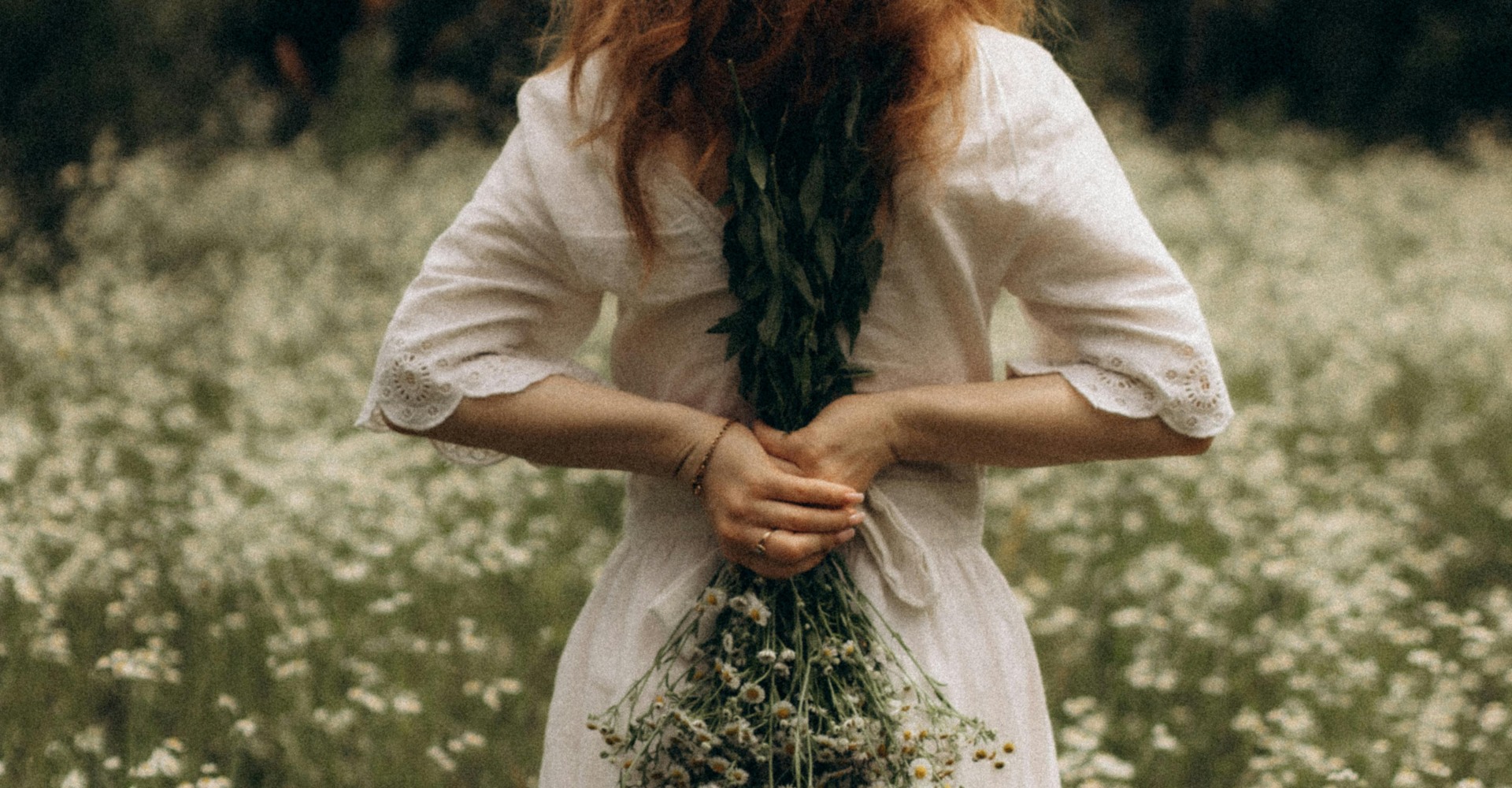 žena u prirodi kao simbol hormonalne ravnoteže