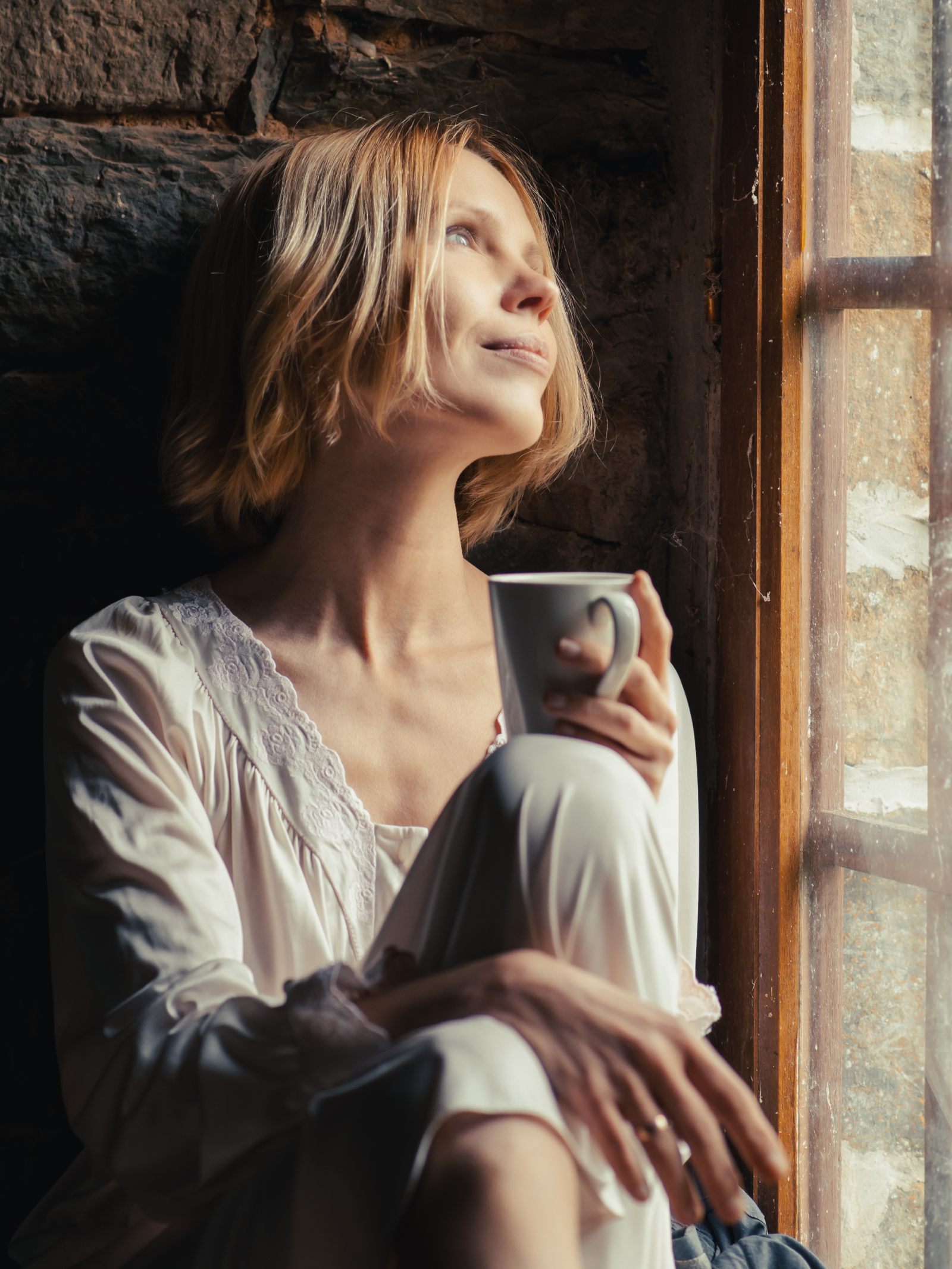 afirmacije za ljubav prema sebi miran trenutak uz prozor i prirodno svjetlo