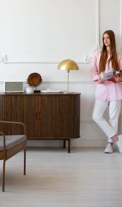 Uredan i minimalistički dnevni boravak ispunjen prirodnim svjetlom