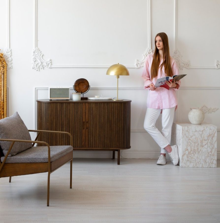 Uredan i minimalistički dnevni boravak ispunjen prirodnim svjetlom