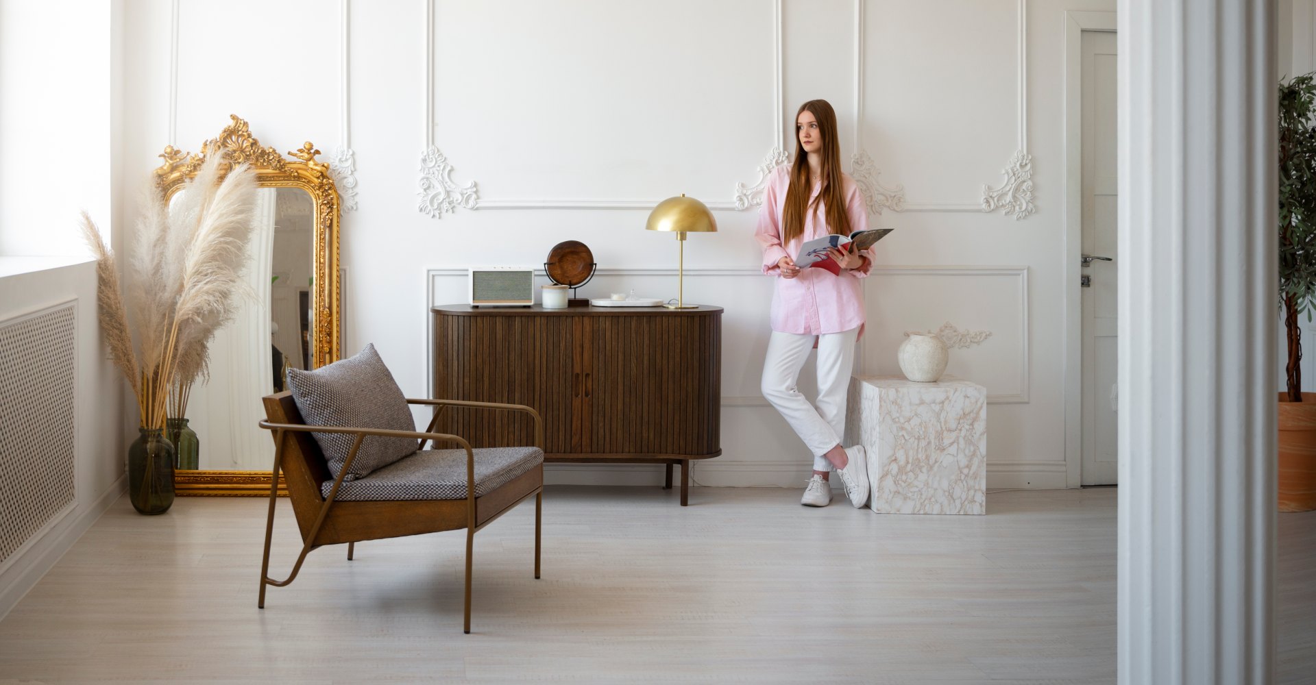 Uredan i minimalistički dnevni boravak ispunjen prirodnim svjetlom