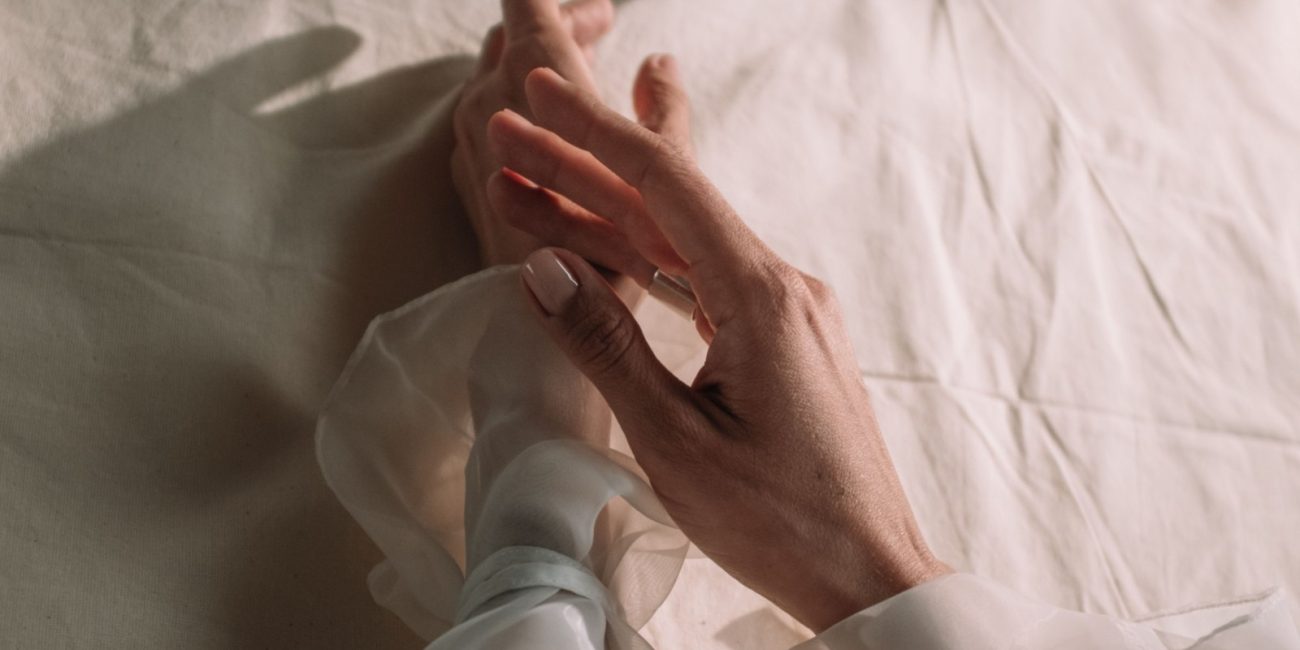 Ženska ruka s prirodnom nude manikurom u nježnoj ružičastoj nijansi, trendom koji obilježava ljeto 2026.