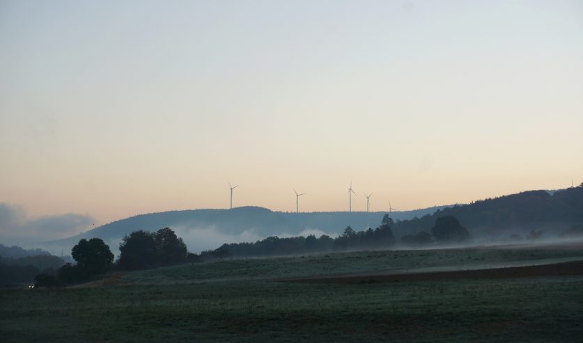 Vjetroelektrane u prirodnom krajoliku kao simbol obnovljivih izvora energije i klimatskih rješenja