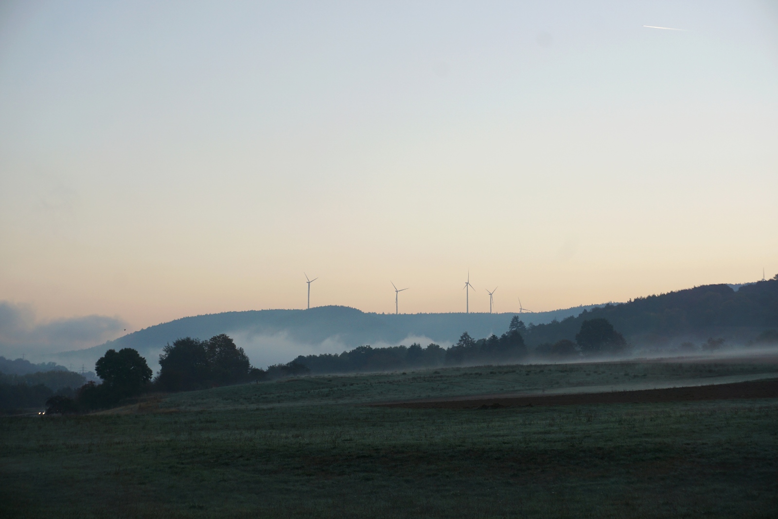Vjetroelektrane u prirodnom krajoliku kao simbol obnovljivih izvora energije i klimatskih rješenja