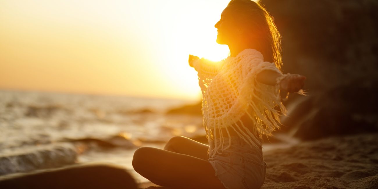Žena na plaži u zlatnom svjetlu zalaska Sunca kao simbol energije Jupitera kazimija i novih životnih