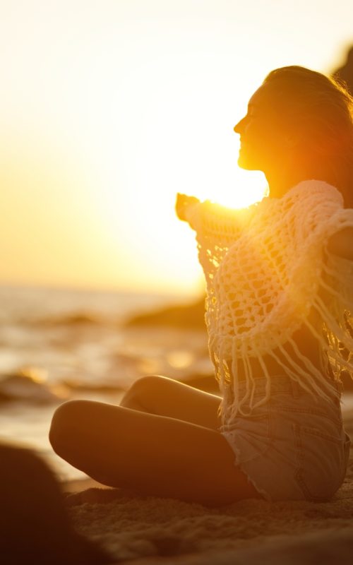 Žena na plaži u zlatnom svjetlu zalaska Sunca kao simbol energije Jupitera kazimija i novih životnih