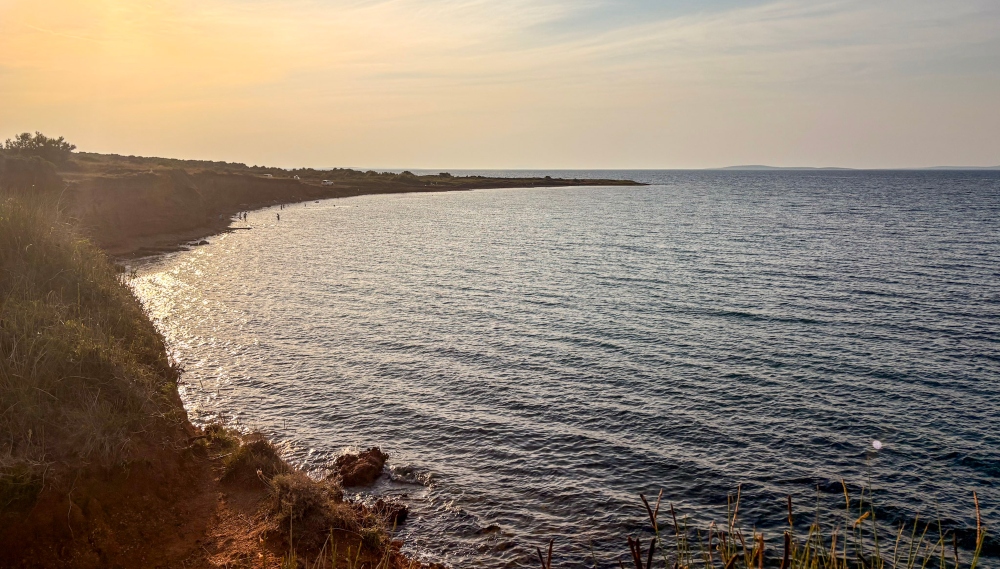 otok vir na crvenim stijenama