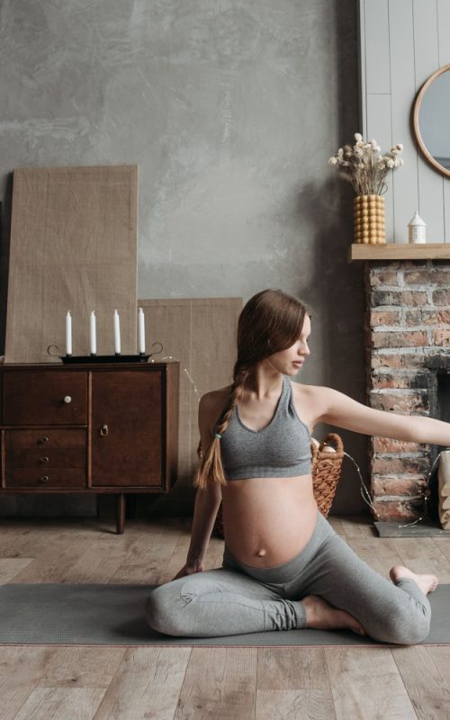 Pilates u trudnoći – trudnica izvodi prilagođenu Pilates vježbu