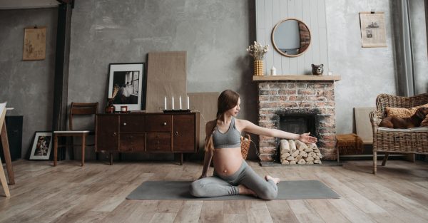 Pilates u trudnoći – trudnica izvodi prilagođenu Pilates vježbu