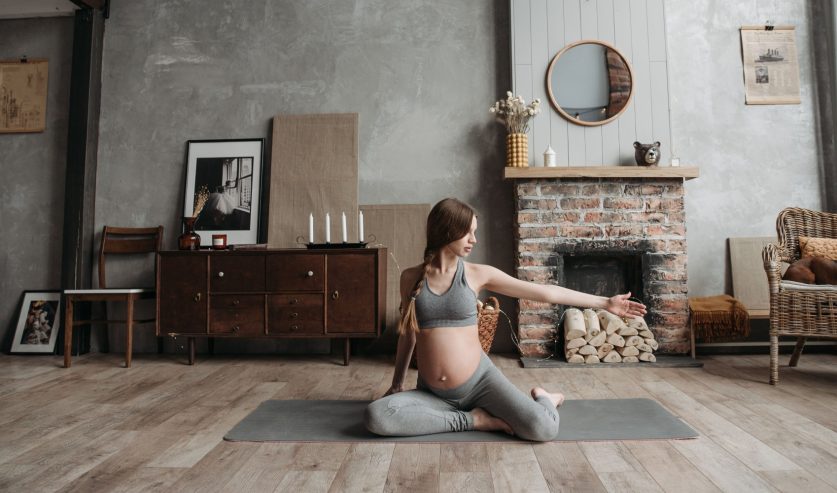 Pilates u trudnoći – trudnica izvodi prilagođenu Pilates vježbu